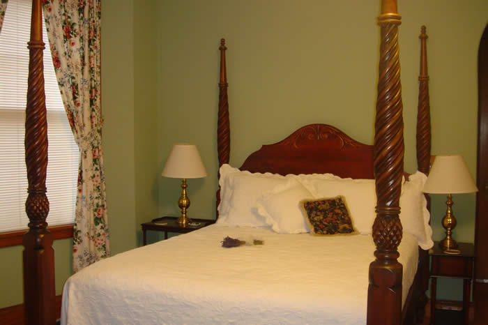 queen-sized four-poster bed in VT bed and breakfast