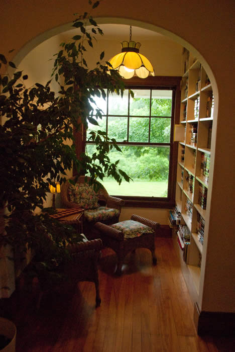 The reading nook and video library. Photograhy by www.OrahMoore.net.