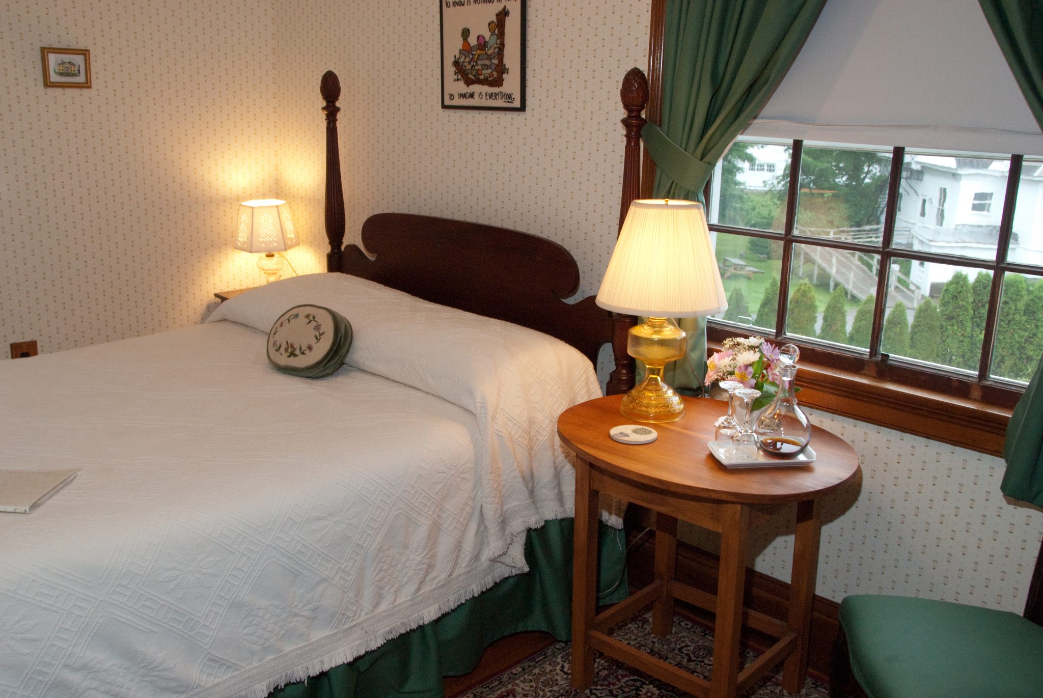 A pineapple bed in the pineapple bedroom
